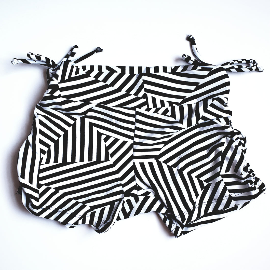 String Shorts Snap Black and White